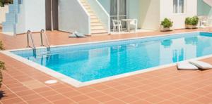 una piscina con acqua blu in una casa di Camelot Royal Beds by Estia a Mália
