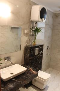 Koupelna v ubytování Hotel Star By Star Group- Near Delhi Airport