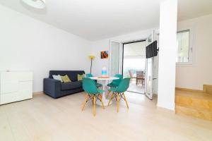 a living room with a table and chairs and a couch at Villetta-Annamaria-50-metri-spiaggia-parcheggio in Carovigno