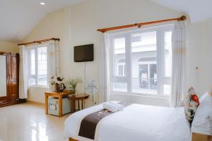 Postel nebo postele na pokoji v ubytování Nam Đông hotel