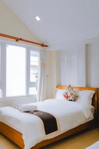 Postel nebo postele na pokoji v ubytování Nam Đông hotel