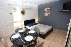 TV a/nebo společenská místnost v ubytování Grand studio 4 50m de la plage pour 4