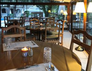Um restaurante ou outro lugar para comer em Swiss Eviniz Hotel