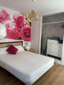 A bed or beds in a room at WonderStays Apartamentos Maribel