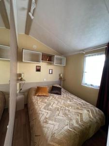 a bedroom with a large bed and a window at BUNGALOW E10 na lands hause in Pataias