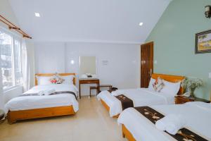 Postel nebo postele na pokoji v ubytování Nam Đông hotel