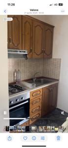 Η κουζίνα ή μικρή κουζίνα στο Apartament Rruga Nikolla Xhuveli