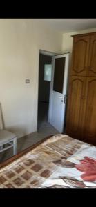 Ένα ή περισσότερα κρεβάτια σε δωμάτιο στο Apartament Rruga Nikolla Xhuveli