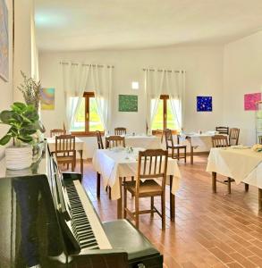Green Hotel "I Mandorli di Dommos"餐厅或其他用餐的地方
