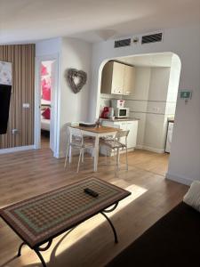A kitchen or kitchenette at WonderStays Apartamentos Maribel