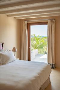 Postel nebo postele na pokoji v ubytování Dunas de Formentera, a Small Luxury Hotel of the World