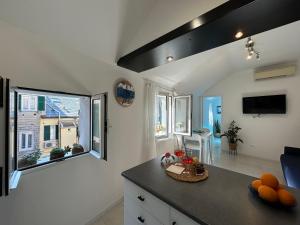 una cocina con un mostrador con naranjas sobre una mesa en Sogni al Sole by Holiday World, en Génova