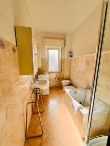 Et badeværelse på Oltremare Central Apartment