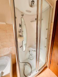 Et badeværelse på Oltremare Central Apartment + 4 billeder