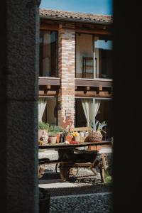 una mesa con plantas delante de un edificio en L'Angelica Corte Palazzina, Country Retreat, en Saló