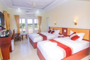 Letto o letti in una camera di Hotel Yatra Sauraha Pvt Ltd