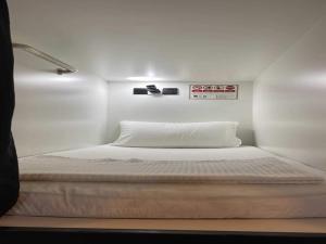 Postel nebo postele na pokoji v ubytování OYO 91036 J CAPSULE HOTEL @ JALAN BUKIT BINTANG