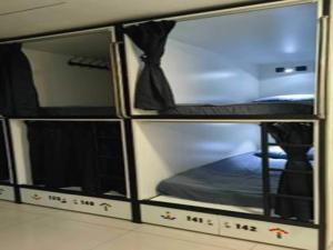 Palanda nebo palandy na pokoji v ubytování OYO 91036 J CAPSULE HOTEL @ JALAN BUKIT BINTANG