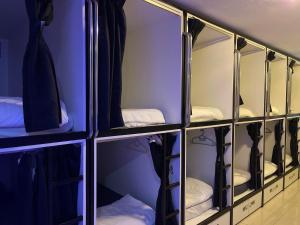 Palanda nebo palandy na pokoji v ubytování OYO 91036 J CAPSULE HOTEL @ JALAN BUKIT BINTANG