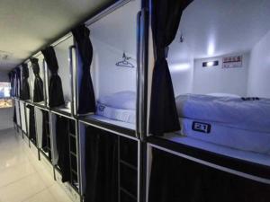 Postel nebo postele na pokoji v ubytování OYO 91036 J CAPSULE HOTEL @ JALAN BUKIT BINTANG