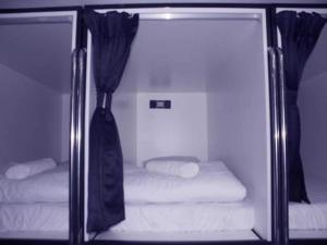 Postel nebo postele na pokoji v ubytování OYO 91036 J CAPSULE HOTEL @ JALAN BUKIT BINTANG