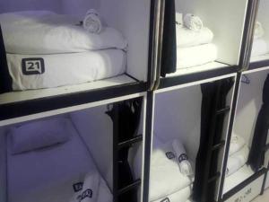 Postel nebo postele na pokoji v ubytování OYO 91036 J CAPSULE HOTEL @ JALAN BUKIT BINTANG