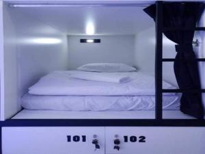 Postel nebo postele na pokoji v ubytování OYO 91036 J CAPSULE HOTEL @ JALAN BUKIT BINTANG