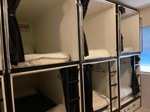 Postel nebo postele na pokoji v ubytování OYO 91036 J CAPSULE HOTEL @ JALAN BUKIT BINTANG