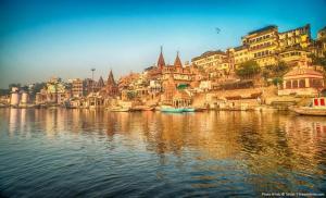 KashiA BUDUGET - MANAN GUEST HOUSE VARANASI, Near Kashi Vishwanath Temple - BEST HOTEL IN VARANASI的享有河流、建筑和城市的景色
