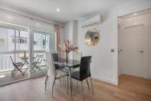 a dining room with a glass table and chairs at Victoria luxury in Málaga