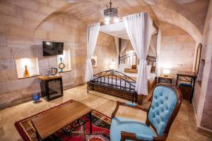 TV a/nebo společenská místnost v ubytování Caldera Cave Hotel