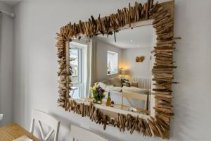 espejo en la pared de una sala de estar en The Snug - Brixham, en Brixham