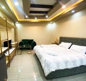 Postel nebo postele na pokoji v ubytování Carousel Hotel