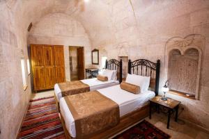 Postel nebo postele na pokoji v ubytování Caldera Cave Hotel