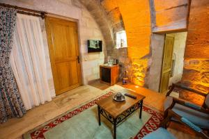 TV a/nebo společenská místnost v ubytování Caldera Cave Hotel