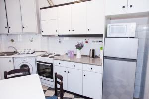 Kuchyň nebo kuchyňský kout v ubytování Piraeus 1 Bd Cosy Apt with Balcony