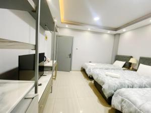 Postel nebo postele na pokoji v ubytování Carousel Hotel