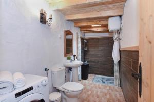 ein kleines Badezimmer mit Toilette und Waschbecken in der Unterkunft Finca Aguatona RC10 by VillaGranCanaria in Ingenio