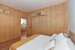 ein Schlafzimmer mit Holzwänden und einem großen Bett in der Unterkunft Finca Aguatona RC10 by VillaGranCanaria in Ingenio