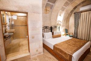 Postel nebo postele na pokoji v ubytování Caldera Cave Hotel