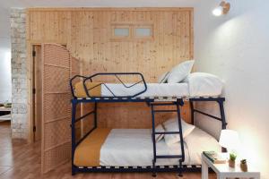ein Etagenbettzimmer mit zwei Etagenbetten in der Unterkunft Finca Aguatona RC10 by VillaGranCanaria in Ingenio + 24 Fotos