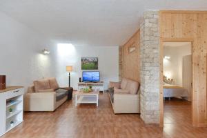 ein Wohnzimmer mit Sofa und Fernseher in der Unterkunft Finca Aguatona RC10 by VillaGranCanaria in Ingenio