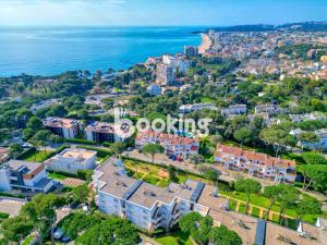 an aerial view of a city and the ocean at Kaminias Apartament amb vistes al mar reformat per 4 persones in Platja  d'Aro