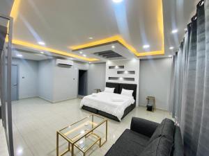 Postel nebo postele na pokoji v ubytování Carousel Hotel