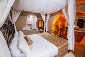 Postel nebo postele na pokoji v ubytování Caldera Cave Hotel