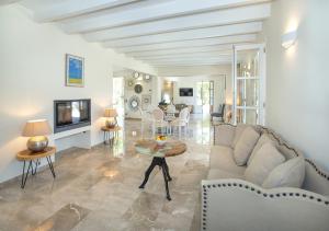 una sala de estar con un sofá y una mesa en Luxury Villa Can Bregat by JS Villas, en Port de Pollença (Puerto Pollensa)