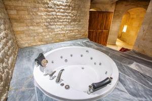 Koupelna v ubytování Caldera Cave Hotel