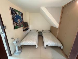 Postel nebo postele na pokoji v ubytování English owned Homestay and Yoga