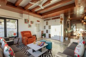 un salon avec un canapé et une table dans l'établissement Alaya Stays Evara - 2 BHK Hilltop Hideaway With Balcony, Fireplace & Scenic Views, à Mussoorie 39 autres photos