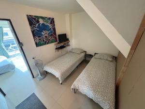Postel nebo postele na pokoji v ubytování English owned Homestay and Yoga
